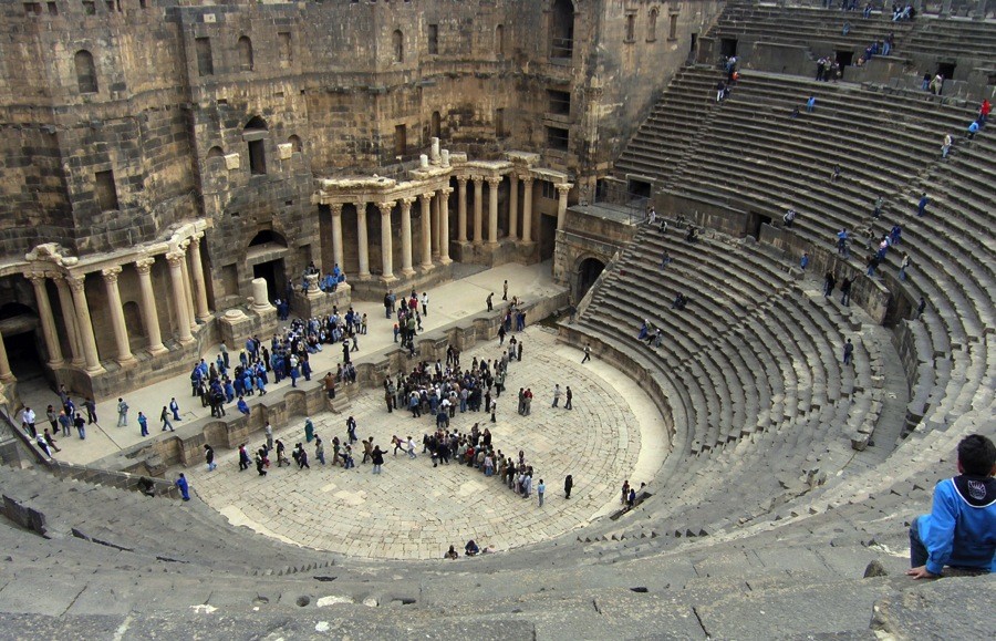 Thành phố Bosra ở Syria được UNESCO công nhận là di sản thế giới. Với bề dày lịch sử ít nhất 1.500 năm, Bosra nổi tiếng với 1 quảng trường được xây dựng theo phong cách kiến trúc La Mã với sức chứa lên tới 15.000 người. Đây là một  di sản nổi tiếng thế giới được nhiều người biết đến.